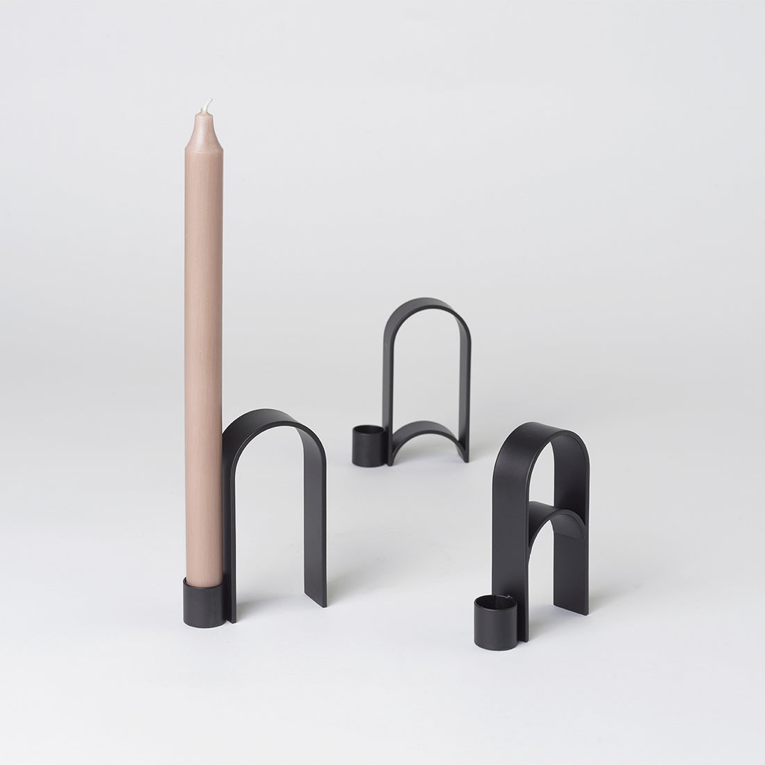 Arch Candleholder arkitektoniske lysestager fra Kristina Dam Studio