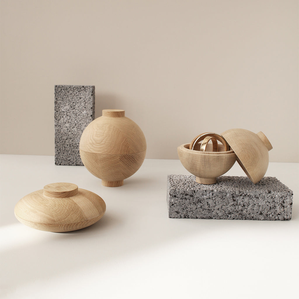 design krukke med låg i træ wooden sphere af Kristina Dam studio